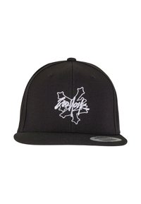 Sort snapback-cap lavet af robust stof, med et fremtrædende hvidt broderet logo i midten, flad skygge og ventilationsøjer.
