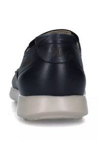 Scarpa in pelle blu scuro con retro arrotondato e suola in gomma chiara. Presenta una texture liscia e un design minimalista.