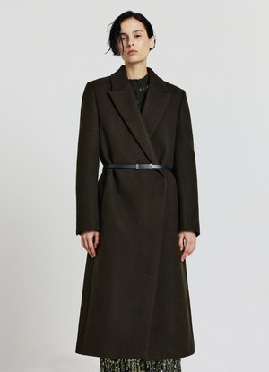 Cappotto lungo verde scuro realizzato in lana testurizzata. Presenta un bavero a lancia, maniche lunghe e una cintura nera in vita. Design semplice ed elegante.