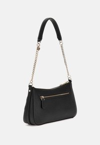 Borsa a tracolla nera con texture, dotata di manico in catena e tessuto, caratterizzata da una tasca con zip frontale e chiusura con zip liscia sulla parte superiore.