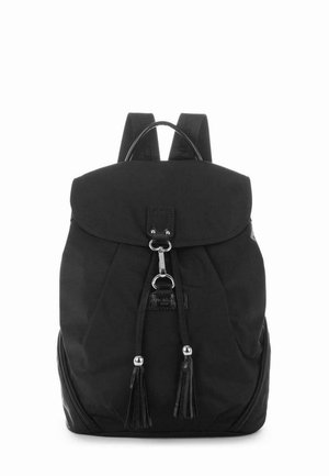 Sac à dos en nylon noir avec un dessus arrondi, une fermeture à l'avant et des franges décoratives. Comprend deux bretelles et des poches latérales zippées.