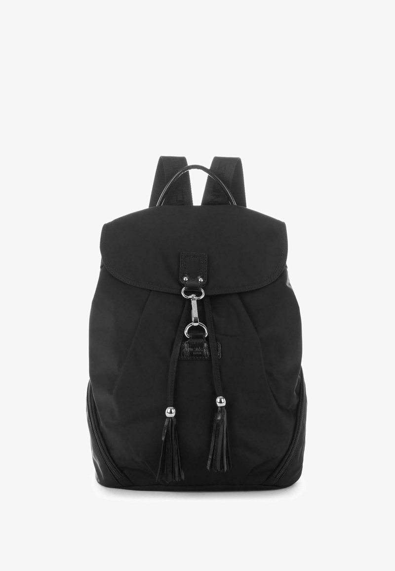 Sac à dos en nylon noir avec un dessus arrondi, une fermeture à l'avant et des franges décoratives. Comprend deux bretelles et des poches latérales zippées.