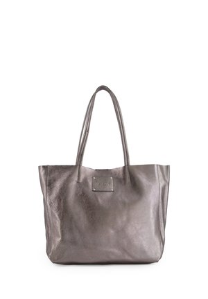 Mørkegrå læder tote taske med dobbelte skulderstropper og et rektangulært mærkepatch midt foran.