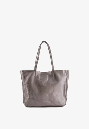 Mørkegrå læder tote taske med dobbelte skulderstropper og et rektangulært mærkepatch midt foran.