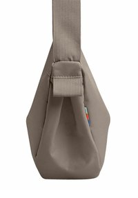Borsa beige texturizzata a forma triangolare, con una maniglia robusta e un piccolo accento multicolore vicino alla base.