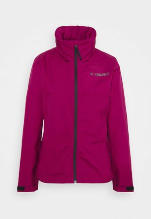 Magenta outdoor jakke med høj krave, sort forlynlås, justerbare håndledsremme og "TERREX" logo på brystet.
