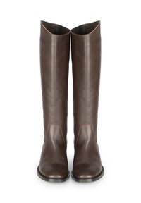 Stivali alti fino al ginocchio in pelle marrone con una texture liscia, punta arrotondata e una cucitura chiara a contrasto lungo il bordo superiore. Design minimalista.