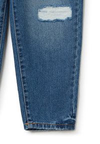 Denim-Jeans in Mittelblau mit einem aufgerissenen Knie-Detail, geradem Schnitt, minimalen Fransen und standardmäßiger Naht an den Nähten.