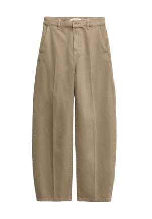 Beige bukser med lige ben, knap- og lynlåslukning, bæltestropper og skrå forlommer, vist mod en hvid baggrund.