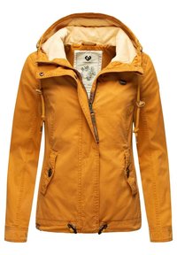 Jasně oranžová bunda s měkkou podšívkovou kapucí, zipovým uzávěrem, stahovacími šňůrkami, bočními kapsami a knoflíkovými detaily. Lehce lesklá tkanina.