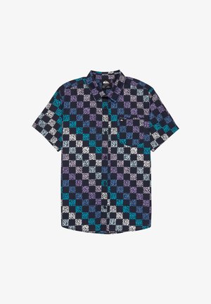 Košeľa s krátkym rukávom s námorníckym, purpurovým a svetlomodrým šachovnicovým vzorom, v kombinácii s riflovými šortkami a čiernymi teniskami. Detail textúry látky.