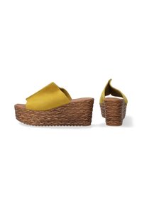 Gele suède wedge sandalen met een getextureerd bruin geweven platform. Open teen en achterkant, met een gebogen uitsnijding voor een veilige pasvorm.