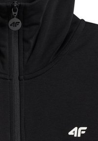 Sweat à capuche noir zippé avec capuche, présentant un tire-zip rond noir et un logo blanc "4F" sur le côté gauche de la poitrine.