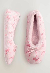 Roze slippers met een ribbeltextuur, voorzien van een zachte, harige voering en een strikaccent; versierd met een subtiel strikpatroon.
