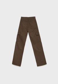 Bruine cargobroek met wijde pijpen, voorzien van twee zijzakken, twee achterzakken en een stevige katoenen stof.