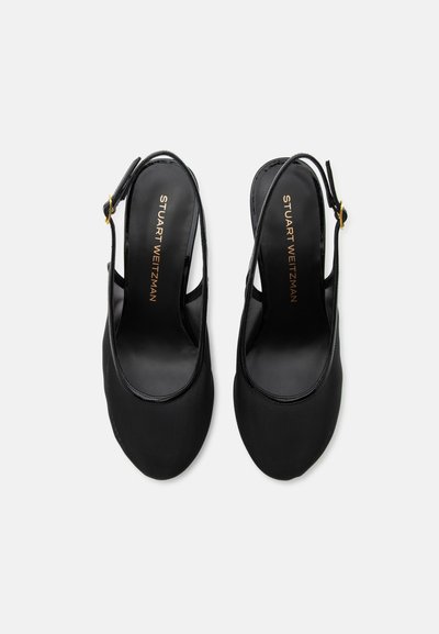 Paire d'escarpins slingback noirs avec bouts arrondis, brides à boucle dorée réglables et logo "Stuart Weitzman" sur semelles intérieures rembourrées.