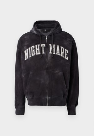 Sort lynlåshoodie med forlommer og hvid "NIGHT MARE" tekst i store college-stil bogstaver over brystet.
