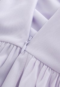 Fliederfarbenes Kleid mit strukturiertem Oberteil, plissiertem Rock und verdecktem Reißverschluss zum Verschließen. Weicher, dehnbarer Stoff sorgt für Komfort.