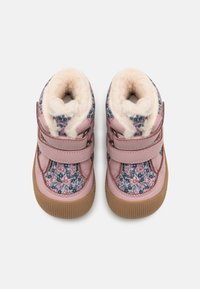 Baskets montantes roses en tissu floral, avec des bandes velcro et une doublure en polaire douce. Semelle en caoutchouc avec des stries pour une bonne adhérence et durabilité.