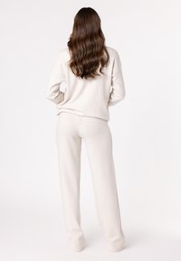 QUIOSQUE Teplákové kalhoty - off-white