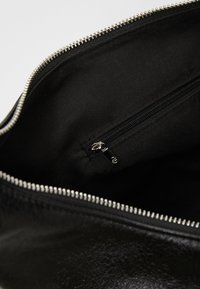 Stradivarius Käsilaukku - black