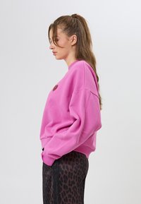 OH APRIL NINA - Collegepaita - candy