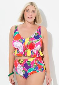 Färgglad bikini med fruktmönster. Overdelen har en v-ringning och volanger, medan den högmidjade underdelen har en slät textur.