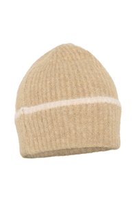 Berretto in lana lavorato a maglia di colore beige con una texture a coste, caratterizzato da una striscia orizzontale bianca vicino al polsino, cima arrotondata e finitura morbida.