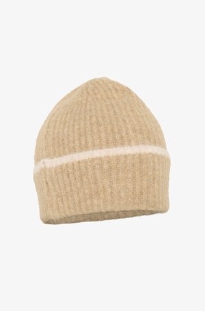 Beidža adīta vilnas cepure ar ribotu tekstūru, ar horizontālu balto svītru netālu no malu, apaļu augšpusi un mīkstu apdari.