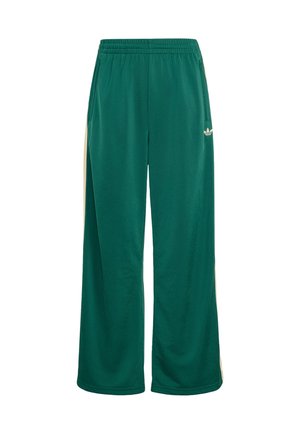 Pantalones deportivos de pierna ancha verdes con rayas laterales beige, cintura elástica y pequeño logo blanco de Adidas en el muslo derecho.