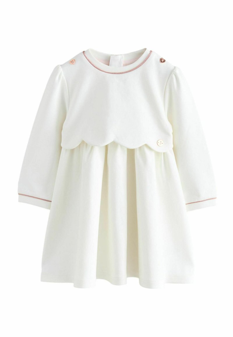 Weißes langärmliges Kleid mit einem gewellten Oberteil-Design, weichem Stoff und rosa Akzenten. Verfügt über Knopfdetails an den Schultern.