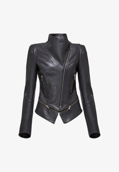 Chaqueta de cuero negra con un alto cuello, cremallera asimétrica y múltiples bolsillos con cremallera. Presenta un diseño ajustado y una textura suave.