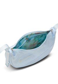 Svijetloplavi fanny pack s sjajnom teksturom, zatvaranjem na zip i svjetlucavim Nike logotipom. Unutrašnjost ima iridescentni dizajn. Uključeni su podesivi remen.