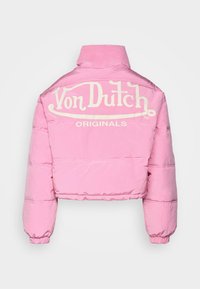 Roza skrajšani puhovka z visokim ovratnikom in belim napisom "Von Dutch Originals" natisnjenim na hrbtni strani.