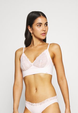 Bralette em renda rosa com copas de renda transparente, tecido suave, alças ajustáveis e uma faixa confortável. O fio dental correspondente apresenta acabamento em renda.