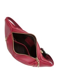 Czerwona skórzana torebka z złotymi akcesoriami i zapięciem na zamek. Posiada pojemne wnętrze z brązową podszewką oraz dodatkową kieszonkę.