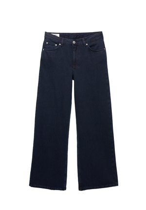 Dunkelblaue weit geschnittene Jeans mit Knopf, Reißverschluss, Gürtelschlaufen und fünf Taschen, flach auf weißem Hintergrund ausgelegt.