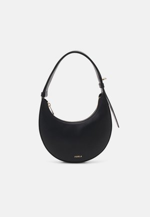 Bolso de hombro de cuero negro con forma curva, cierre de cremallera y herrajes en tono dorado. Presenta un logo en la parte frontal y una correa delgada.