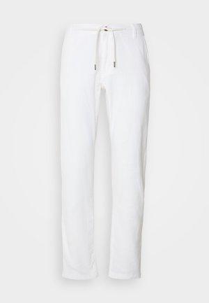 Pantalons en lin blancs avec une coupe décontractée, taille élastique et texture subtile. Comprend des jambes droites et des embouts en métal sur le cordon de serrage.