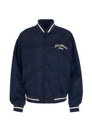 Tmavě modrá bomber bunda vyrobená z hladkého materiálu, s bílými pruhovanými ribovými manžetami a lemem, s vyšitou logem "WnstBln" na hrudi.