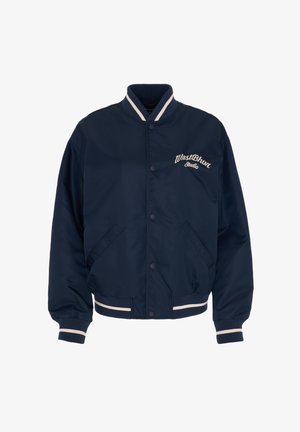 Tmavě modrá bomber bunda vyrobená z hladkého materiálu, s bílými pruhovanými ribovými manžetami a lemem, s vyšitou logem "WnstBln" na hrudi.