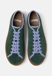 Zielone zamszowe sneakersy z jasnofioletowymi sznurówkami i brązową podeszwą, z logo "CAMPER" na wkładce.