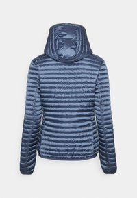 Granatowa kurtka puchowa z kapturem, o pikowanej fakturze, gładkiej powierzchni i dopasowanym kroju, z poziomymi przeszyciami.