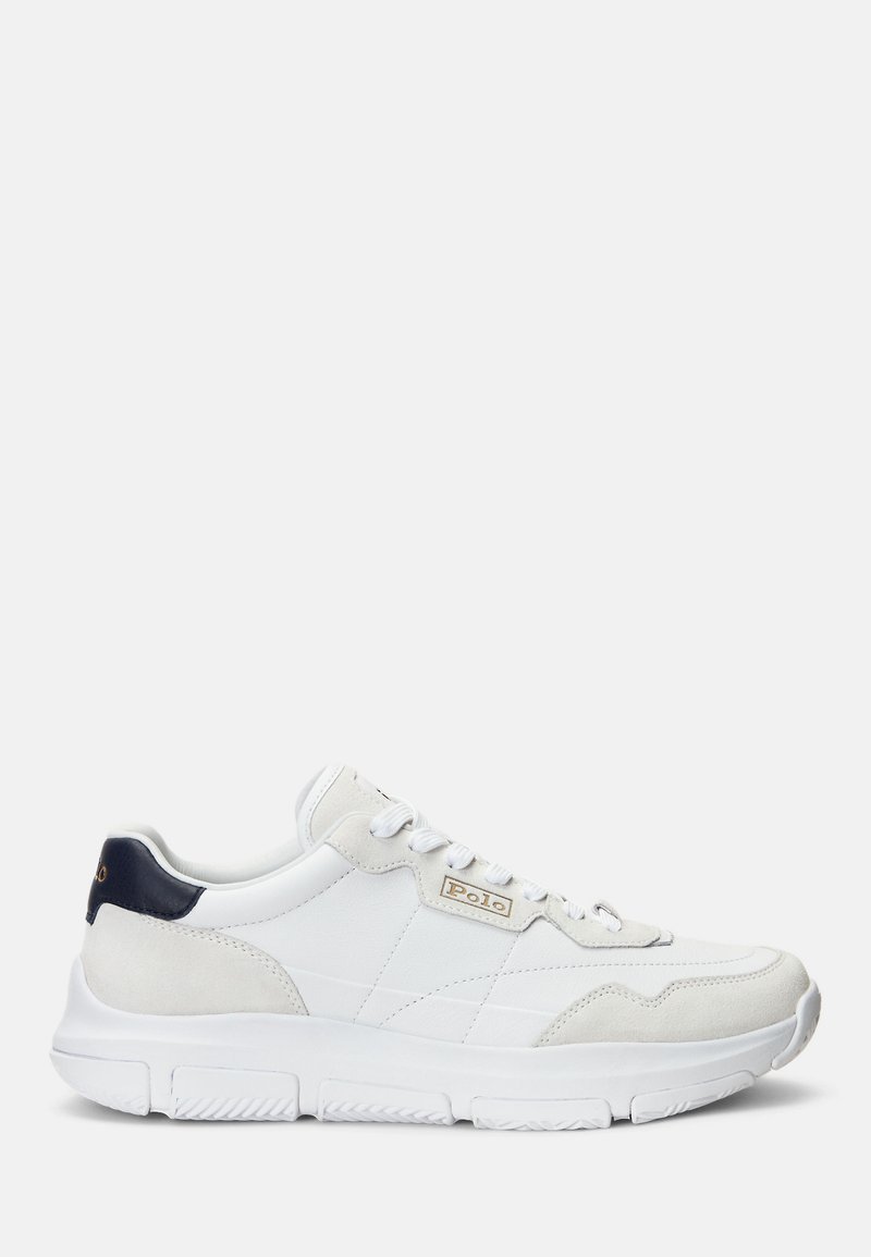 Vita sneakers med en kombination av läder och mocka, rund tå, snörning och marinblå accent vid hälen.