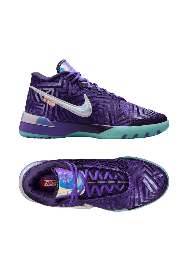 Paarse basketschoenen met geometrische patronen, een glanzende zilveren swoosh en een teal zool. Beschikt over een textuur bovenkant en vetersluiting.