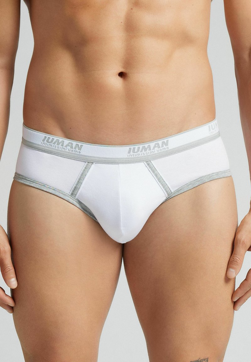 Weiße Baumwollslips mit einem grauen elastischen Bund. Mit dem Logo "Intimissimi uomo" am Bund und einer glatten Textur mit minimalen Nähten.