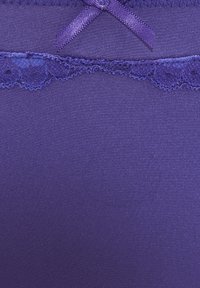 Lila Stoff mit glatter Textur, verziert mit einer Spitzenborte und einem kleinen Satinband oben.