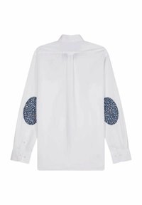 Chemise blanche à manches longues avec un pli au dos, dotée de coudières en tissu bleu marine à motifs floraux et de poignets standards.