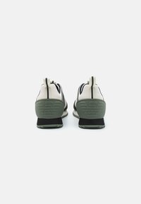 EA7 Emporio Armani LACES UNISEX - Treniņu apavi - white/beetle/black