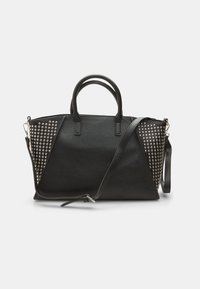 Borsa a tracolla in pelle nera con due manici superiori, una tracolla removibile e dettagli borchiati su un lato; design strutturato con forma triangolare.